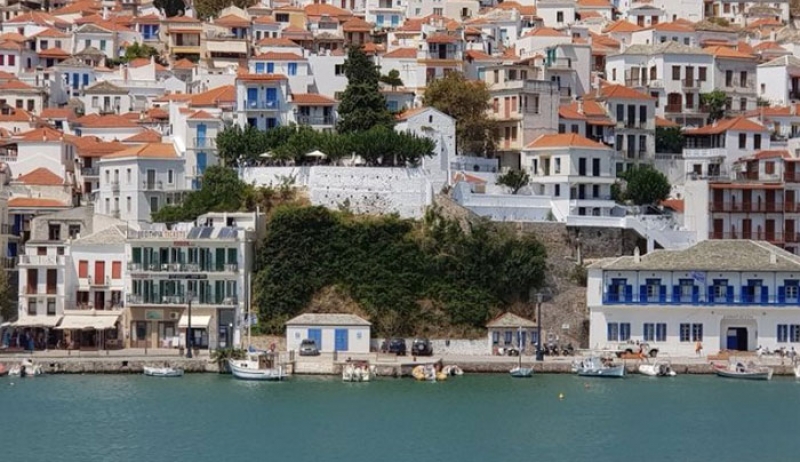 Χωρίς ρεύμα (και) η Σκόπελος από τη νεροποντή