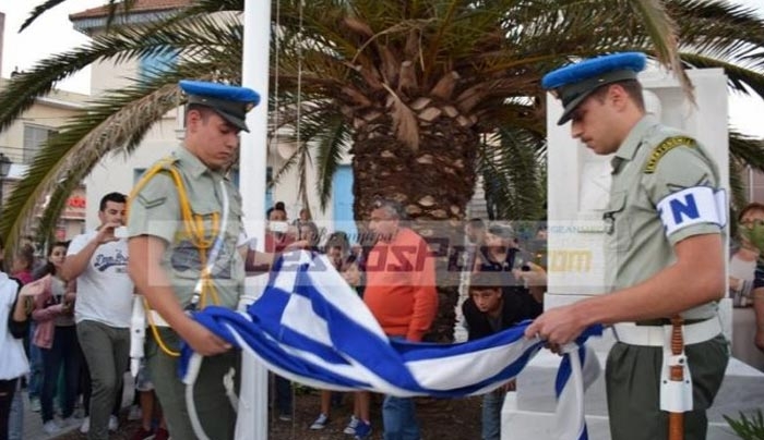 Μυτιλήνη: «Βούλιαξε» το λιμάνι από κατοίκους του νησιού στην χθεσινή υποστολή της σημαίας μετά τα επεισόδια της προηγούμενης Κυριακής