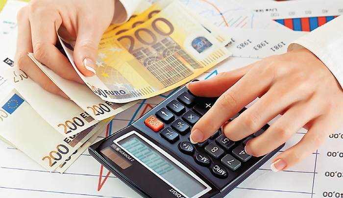 Νέα σενάρια: Αύξηση ΦΠΑ στο 23%, αφορολόγητο 15.000 και φορολογική κλίμακα ακόμη και 50%
