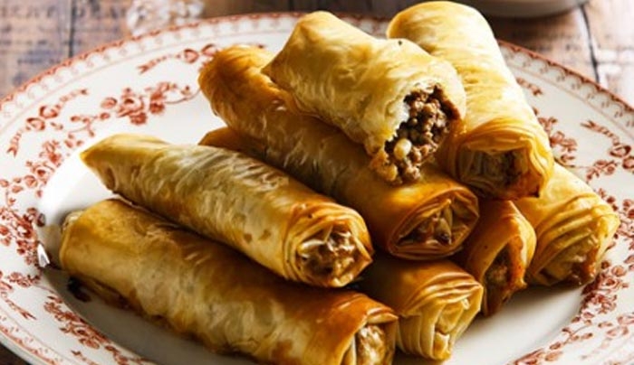 Μπουρεκάκια με πικάντικο κιμά και δροσερή sauce γιαουρτιού