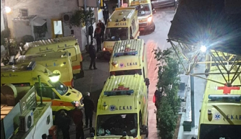 Δύσκολη εφημερία στον Ευαγγελισμό: Ουρά τα ασθενοφόρα έξω από το νοσοκομείο [εικόνα]