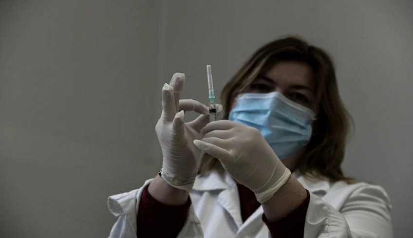 Θέμα ημερών η τρίτη δόση και στους κάτω των 50, το πλεονέκτημα συγκριτικά με όσους έχουν εμβολιαστεί με δύο δόσεις