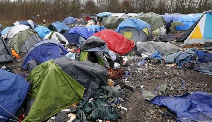 Μείωση κατά το ήμισυ των προσφύγων, που ζουν στη «Ζούγκλα», τον καταυλισμό προσφύγων στο Καλαί