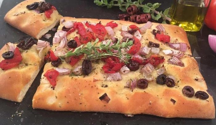 Εύκολη Λαδένια (με ζύμη πίτσας)