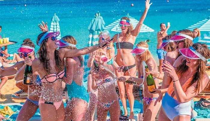 Μύκονος: 1.000+1 νύχτες χλιδής με privé Beyonce, χρυσό και διαμάντια