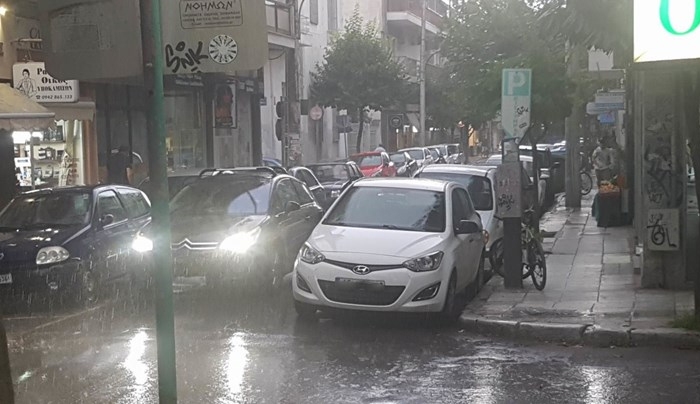 Ο καιρός έπαθε..."φθινοπώρο" - Η καταιγίδα που έκανε τους Λαρισαίους να τρέχουν - ΒΙΝΤΕΟ - ΦΩΤΟ