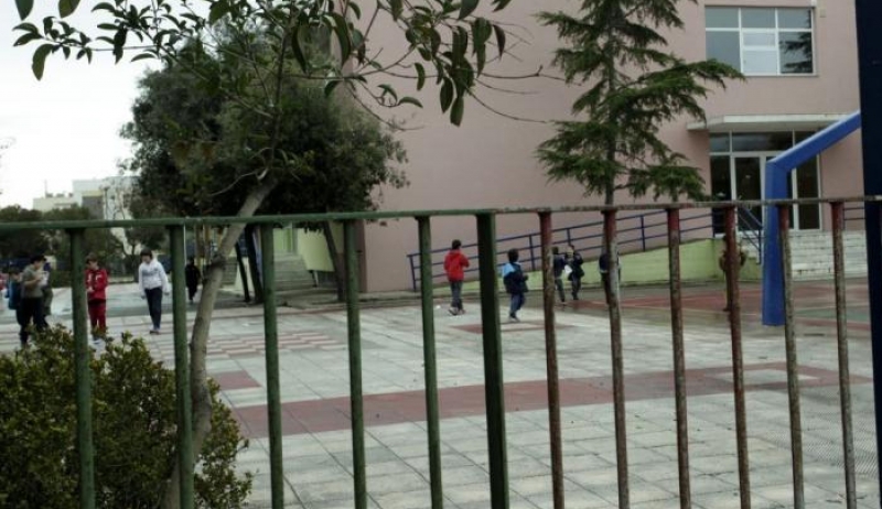 Δάσκαλοι και καθηγητές 6 ώρες την ημέρα στα σχολεία – Ανατροπή στο ωράριο με τη βούλα των δανειστών
