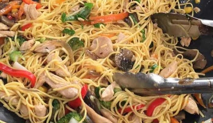 Νούντλς (Noodles) αυγού με λαχανικά και κοτόπουλο
