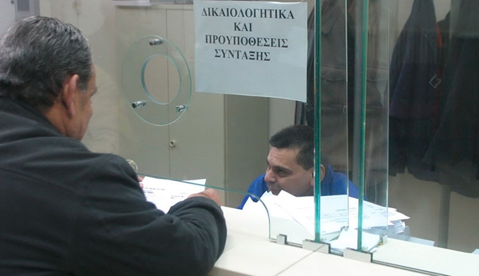 To «έγκλημα» της τρόικας: 150.000 βγαίνουν άμεσα στη σύνταξη - Βόμβα 1,6 δισ. ευρώ στα Ταμεία - Διαλύουν το Ασφαλιστικό