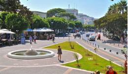 Πλύση οδοστρώματος και πεζοδρομίων κατά μήκος της Ακτής Κουντουριώτη, στο λιμάνι της Κω